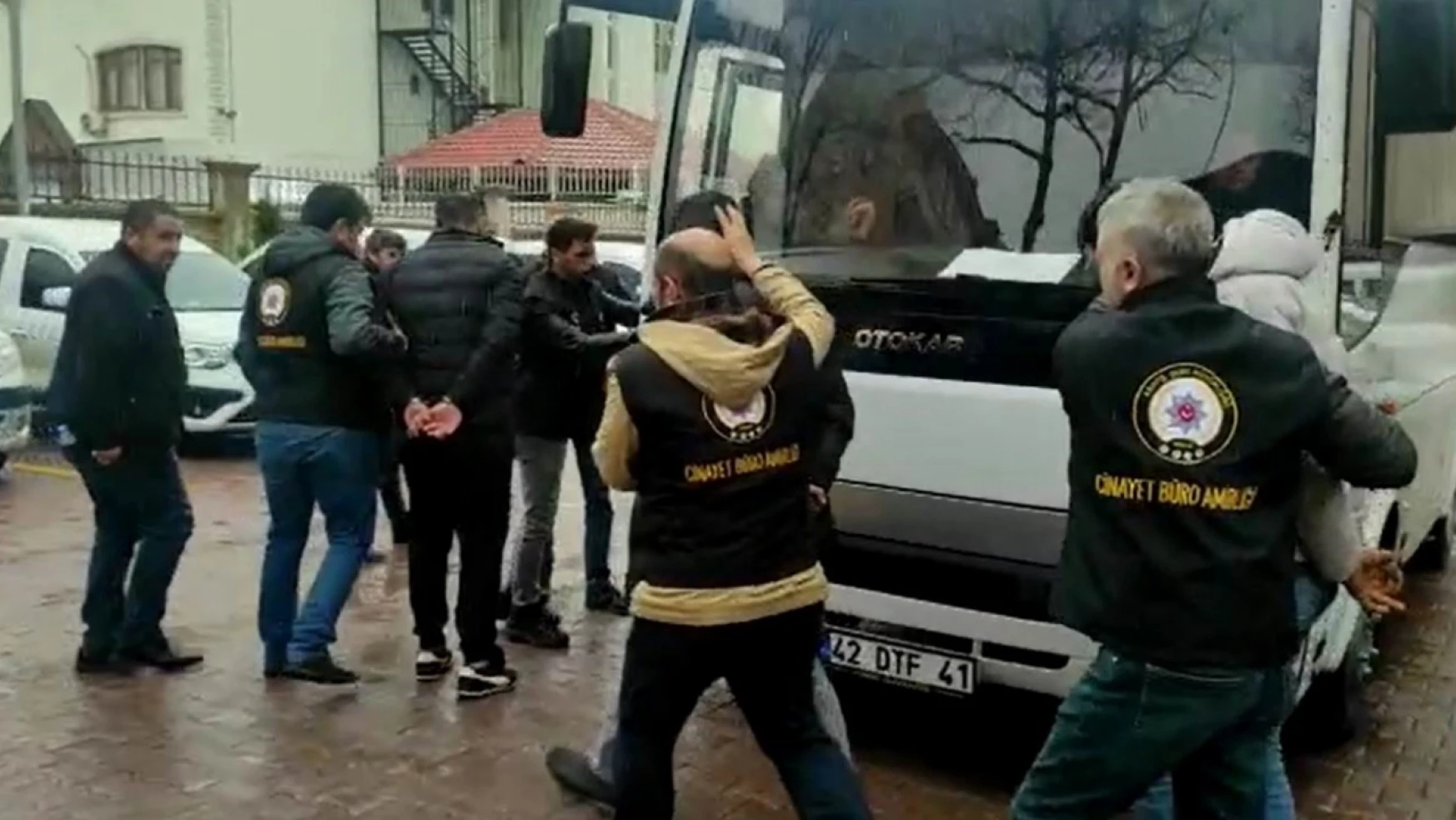 Konya'da caddede silahlı çatışmaya giren 6 şüpheli tutuklandı