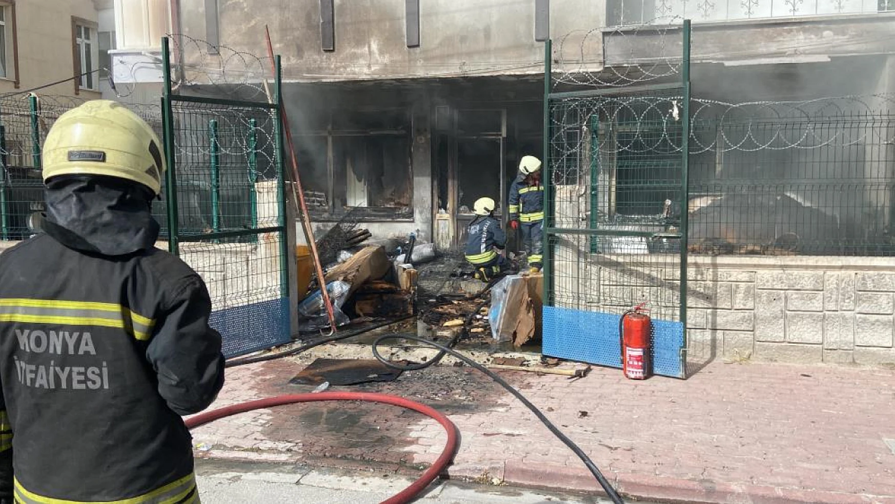 Konya'da depodaki yatak ve bazalar yandı