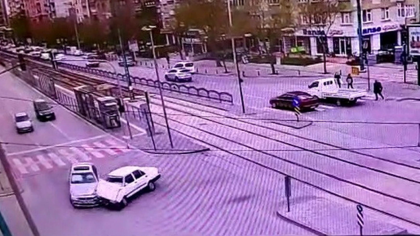 Konya'da dönüş yasağı bulunan kavşağa giren otomobilin kaza anı kamerada