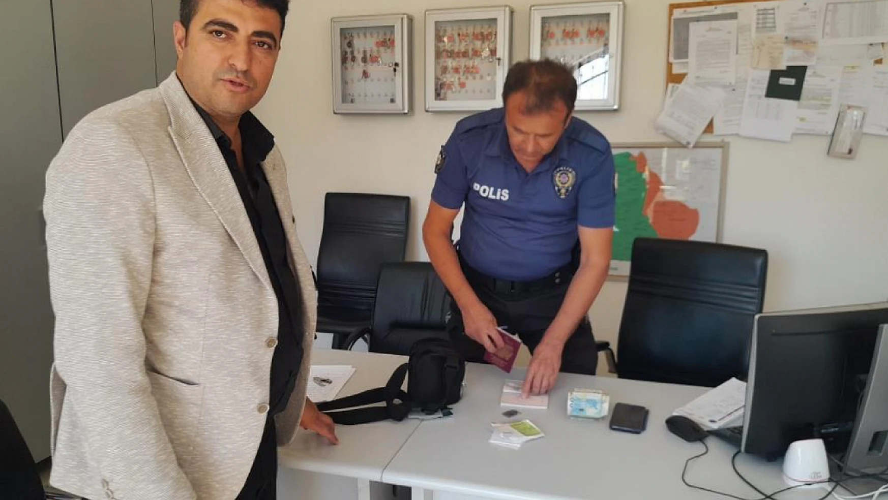 Konya'da döviz bulunan çantayı polise teslim etti! Şimdi Polis o vatandaşa ulaşmaya çalışıyor!