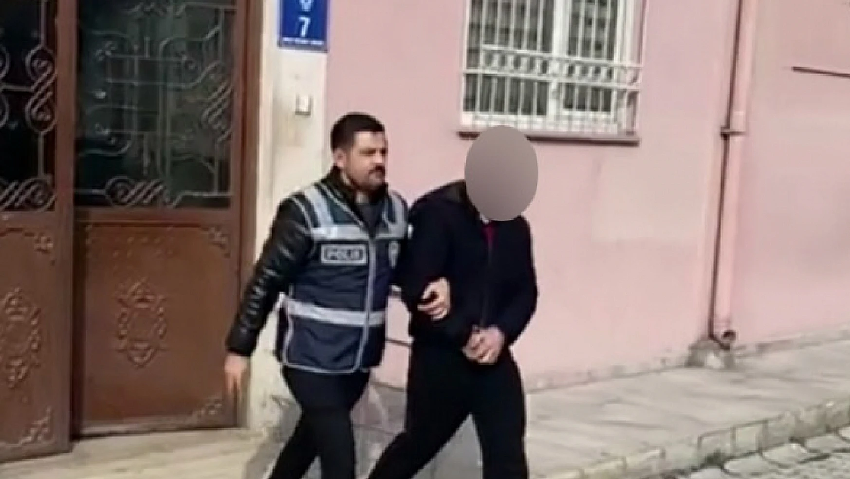 Konya'da iki kuyumcuyu dolandıran zanlı tutuklandı