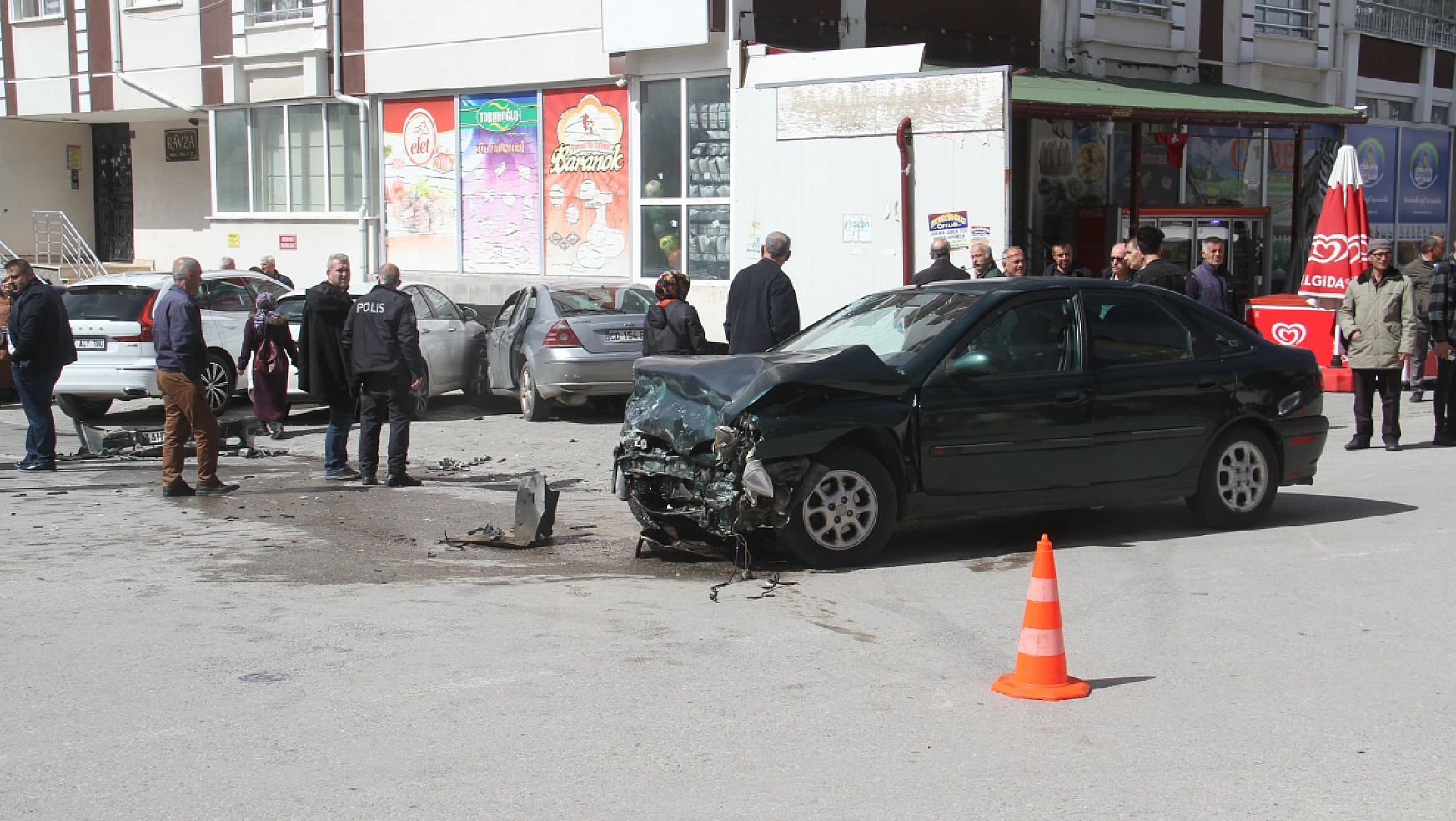 Konya'da iki otomobil çarpıştı: 3 kişi yaralandı!
