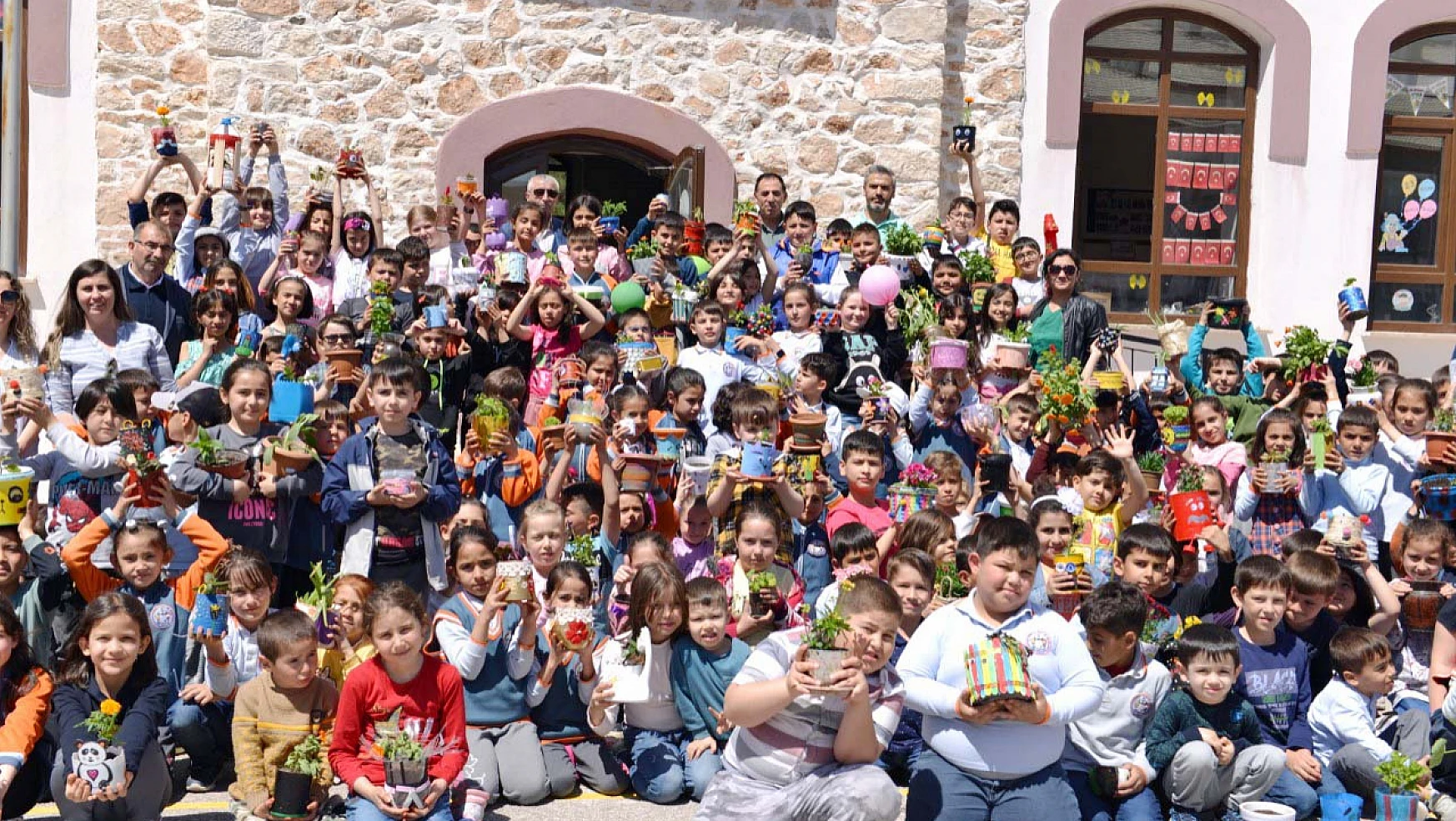Konya'da ilkokul öğrencilerinden 'Okullar Çiçek Açıyor' projesine destek