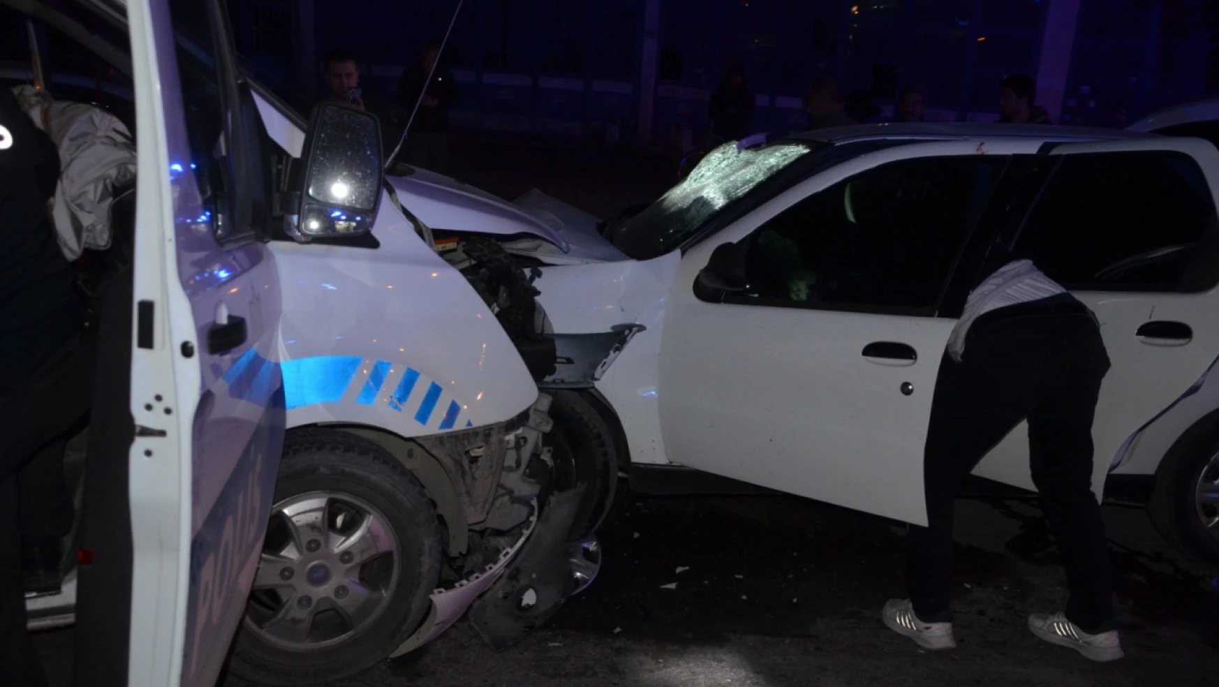Konya'da kaçan şahıs polis otosuna çarptı: 2'si polis 8 yaralı!