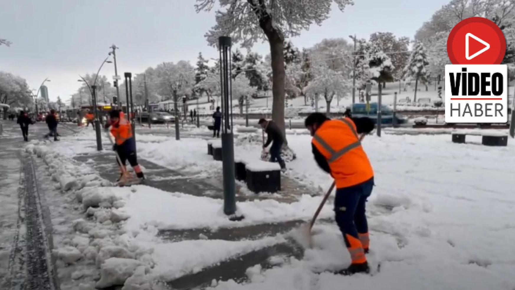 Konya'da kar yağışı gece saatlerinde etkisini artırdı