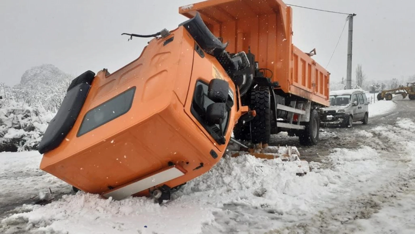 Konya'da karla mücadele kamyonu kaza yaptı: 2 yaralı