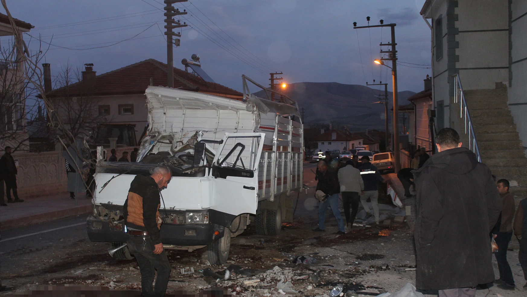 Konya'da kaza: Küçükbaş hayvan yüklü kamyonet devrildi: 2 kişi öldü!