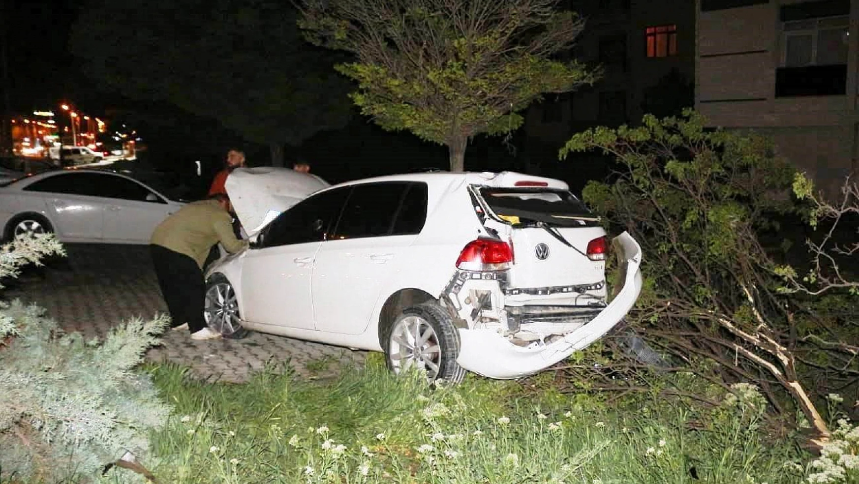 Konya'da kontrolden çıkan araç yayaya çarptı: 3 yaralı