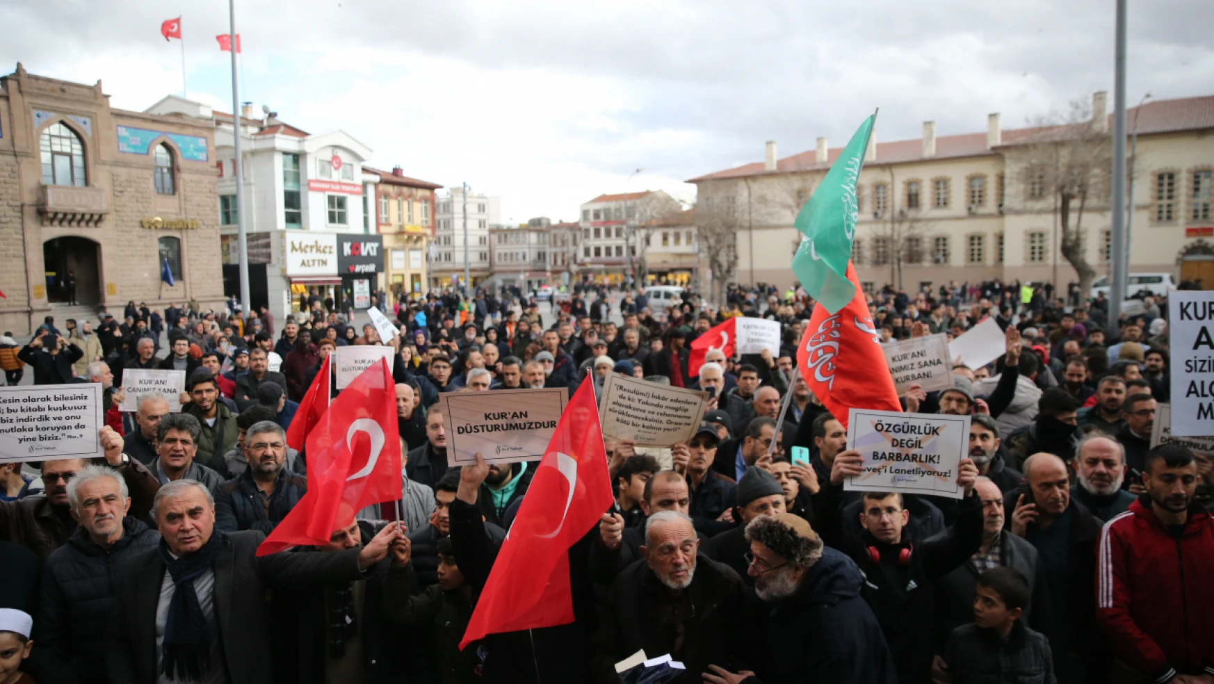 Konya'da Kur'an-ı Müdafaa Yürüyüşüne yüzlerce kişi katıldı