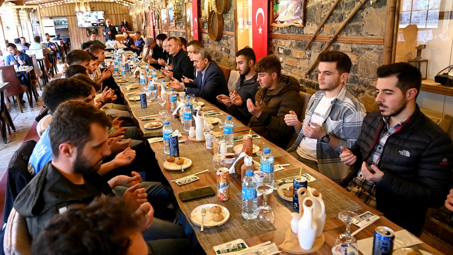 Konya'da Mehmetçikler için yemek programı düzenlendi