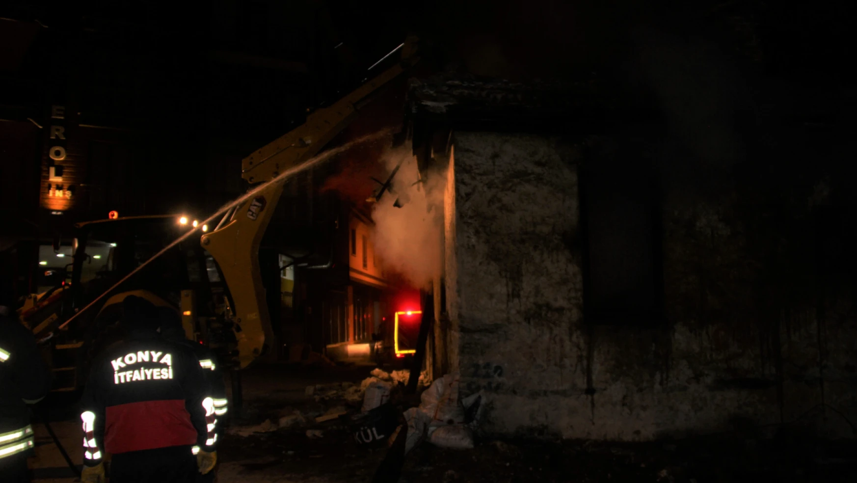 Konya'da metruk evde çıkan yangın söndürüldü