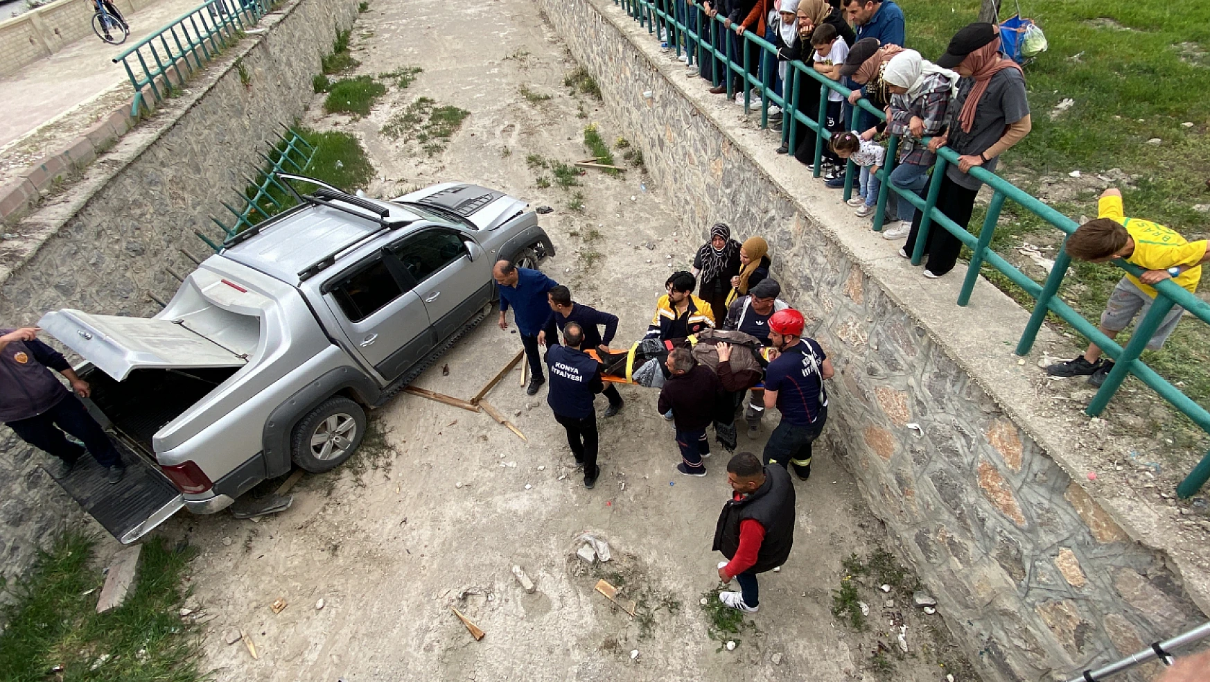 Konya'da meydana gelen kazada Pikap dereye uçtu