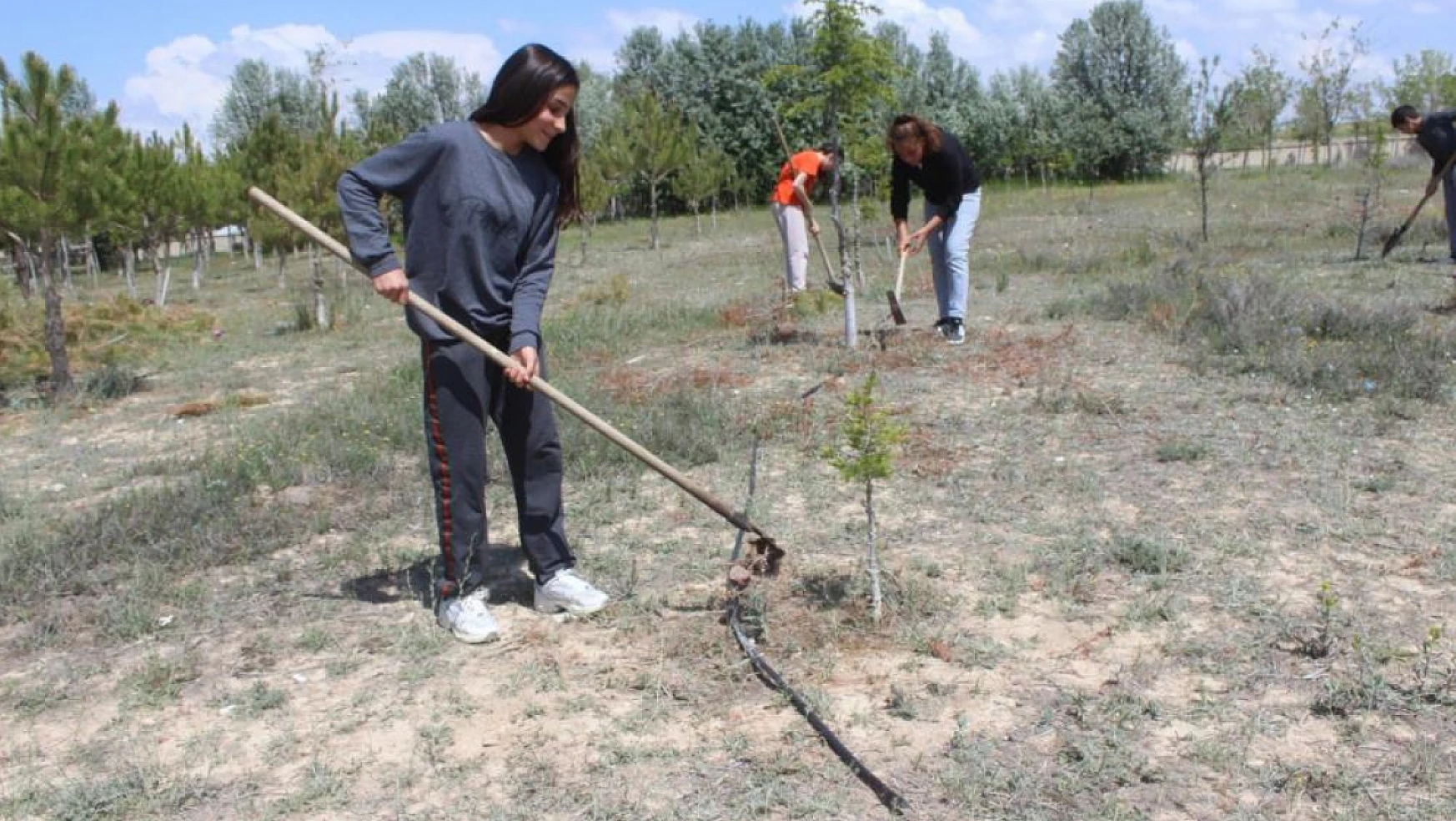 Konya'da o okulun bahçesine dikilen ağaçların bakımını öğrenciler ve öğretmenler yaptı