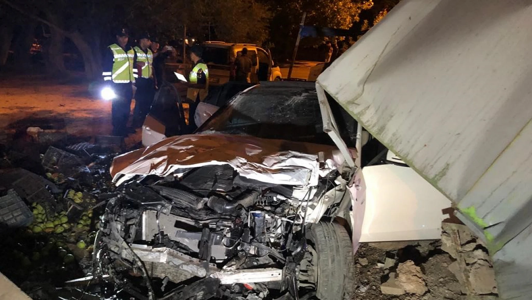 Konya'da otomobil bahçeye uçtu 4 yaralı
