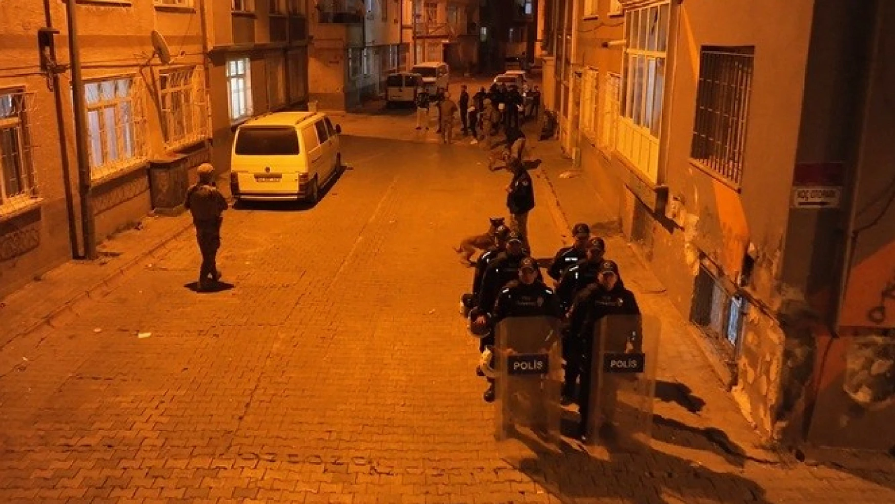 Konya'da Özel Harekatçılar göz açtırmıyor! Evler basıldı çok sayıda uyuşturucu madde ve silah ele geçirildi