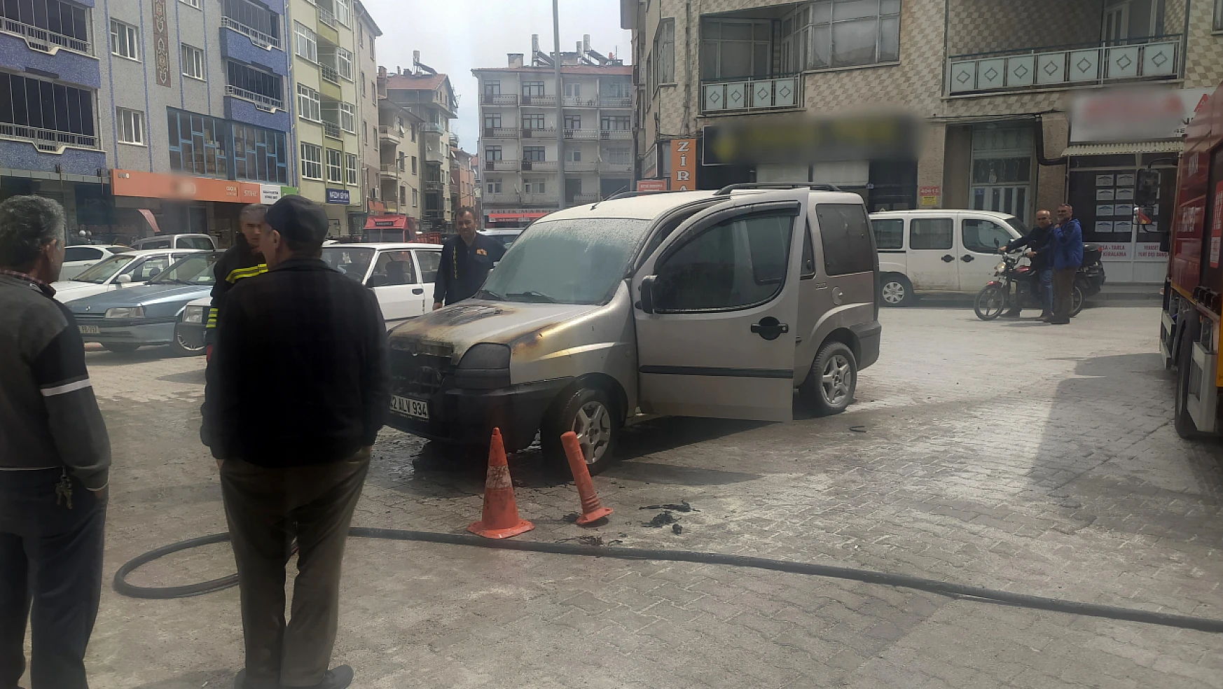 Konya'da Park halindeki ticari araçta yangın