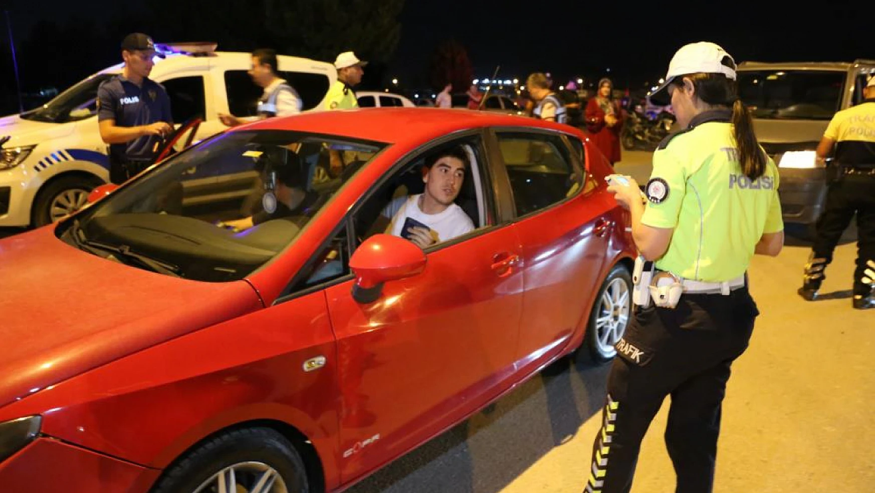 Konya'da polisi karşılarında görenler şaşırdı