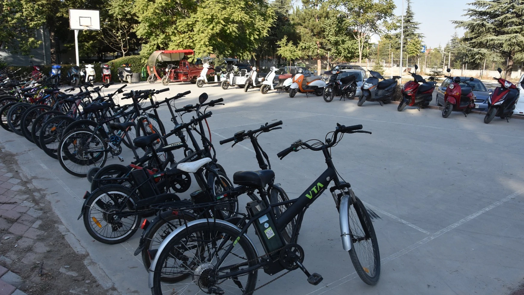 Konya'da polislerin baskın yaptığı evden 53 adet çalıntı bisiklet ve motosiklet çıktı!
