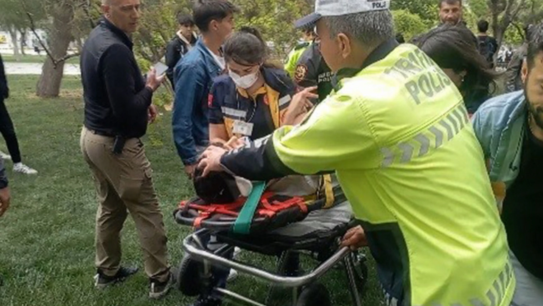 Konya'da rüzgarın kırdığı dalın altında kalan genç yaralandı