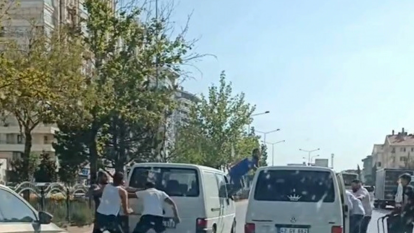 Konya'da savaş alanına dönüşen kavga: Arabanın penceresinden çıkarak…
