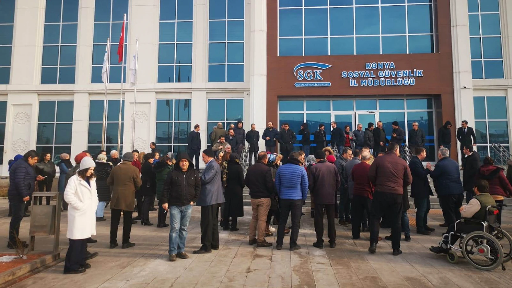 Konya'da SGK binasında EYT grevi