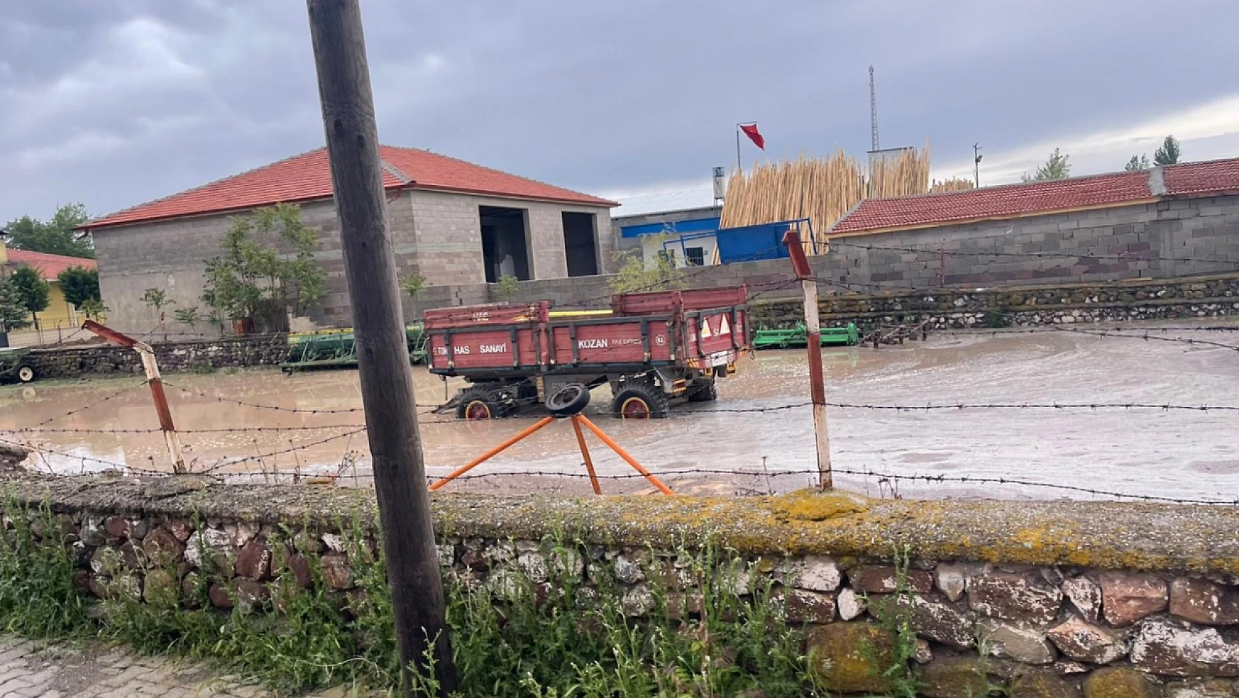 Konya'da şiddetli yağış! İş yerlerini su bastı