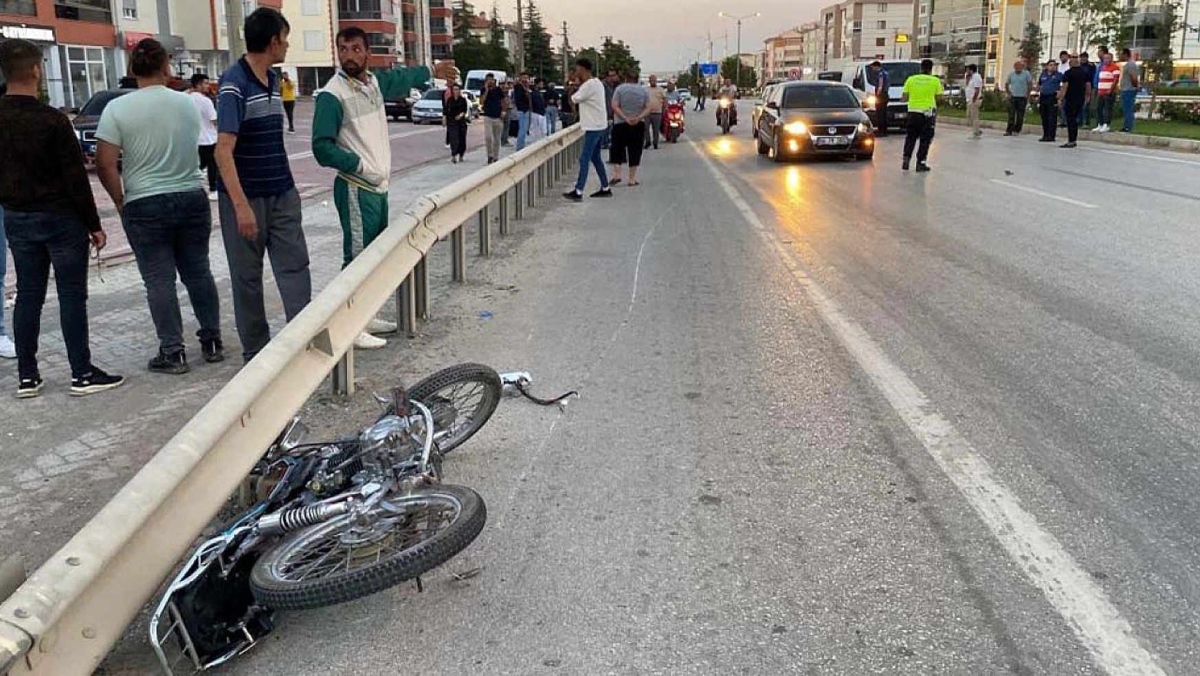 Konya'da feci kaza! Motosiklet sürüklenerek bariyerlere takıldı!