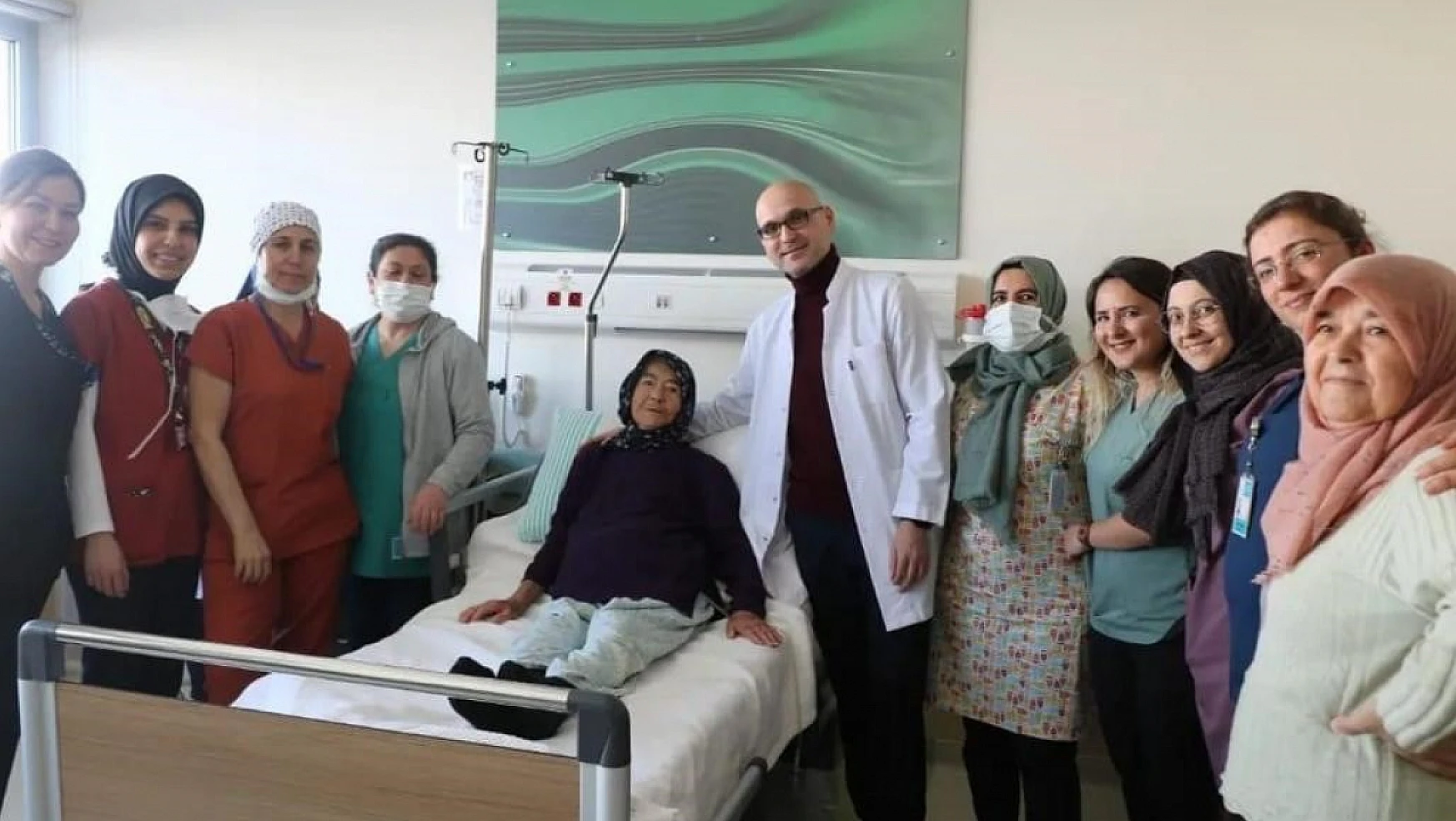 Konya'da yaşayan 89 yaşındaki hastadan 35 santimetrelik kitle çıktı