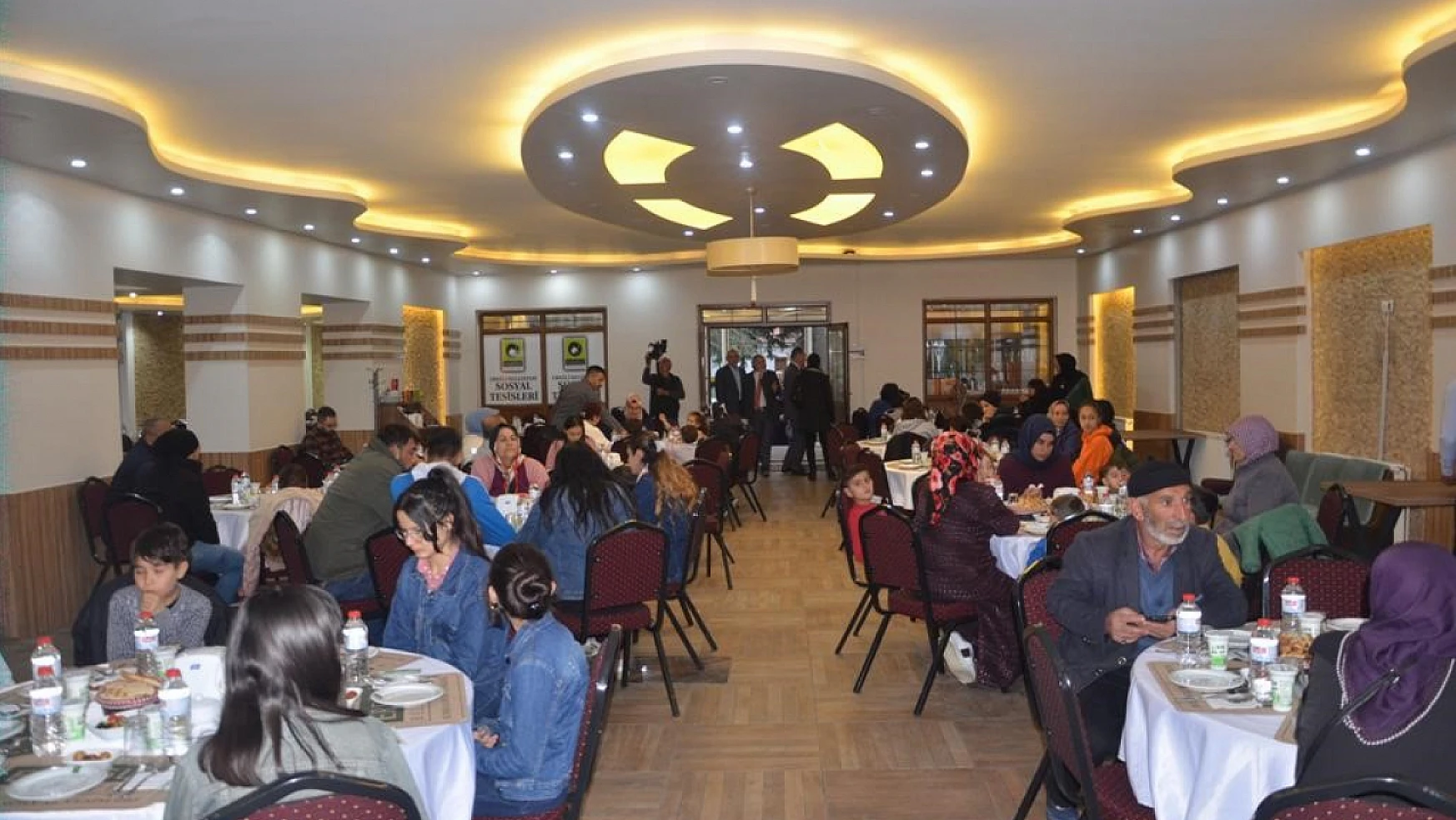 Konya'da yetim ve öksüzlere iftar yemeği verildi