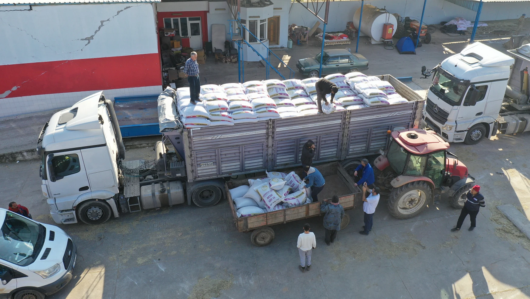 Konya'dan deprem bölgesine 10 tır besi ve süt yemi gönderildi