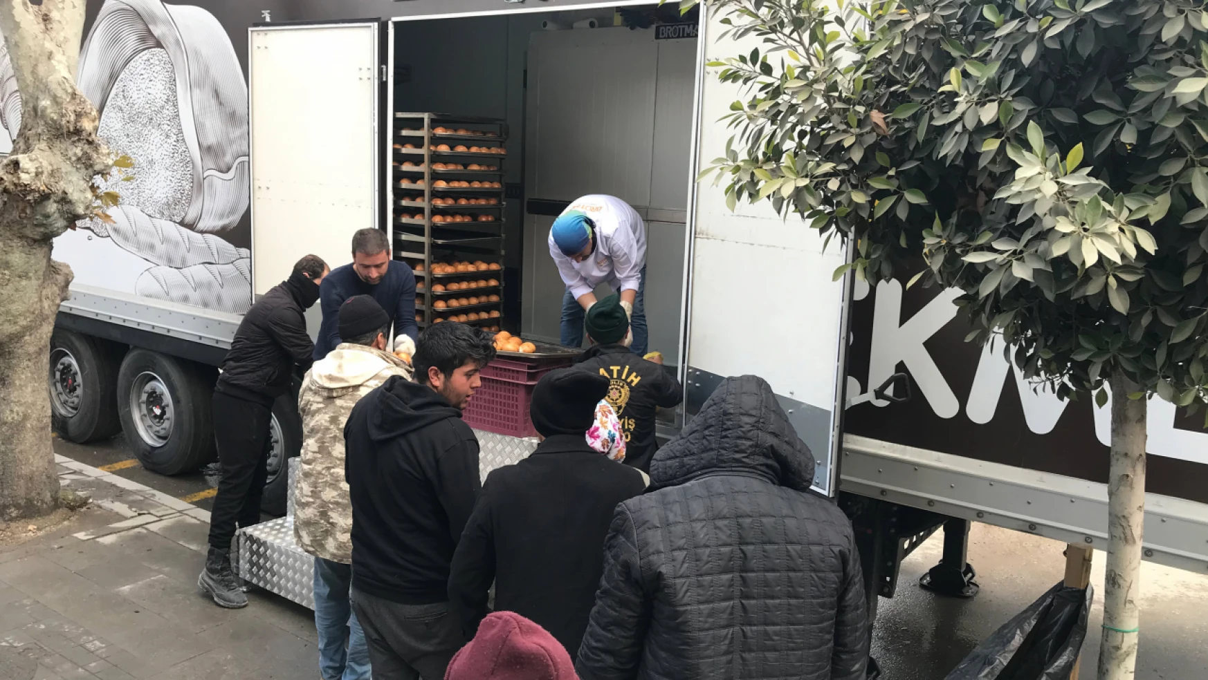 Konya, Hatay'da on binlerce kişiye günlük sıcak yemek ve ekmek sağlıyor