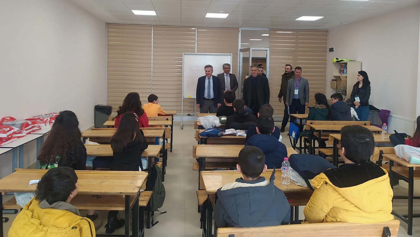 Konya İl Milli Eğitim Müdürü Murat Yiğit KYK yurtlarında konaklayan depremzede öğrencileri ziyaret etti