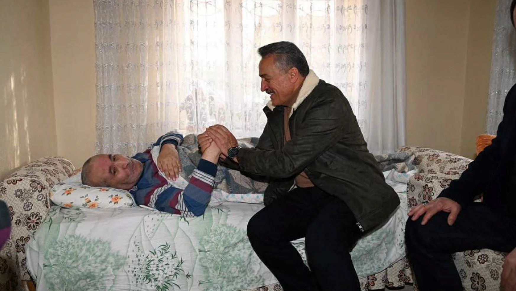 Konya'nın bu belediye başkanı engellilerin gönlünde taht kurdu! Engellileri ziyaret etti!