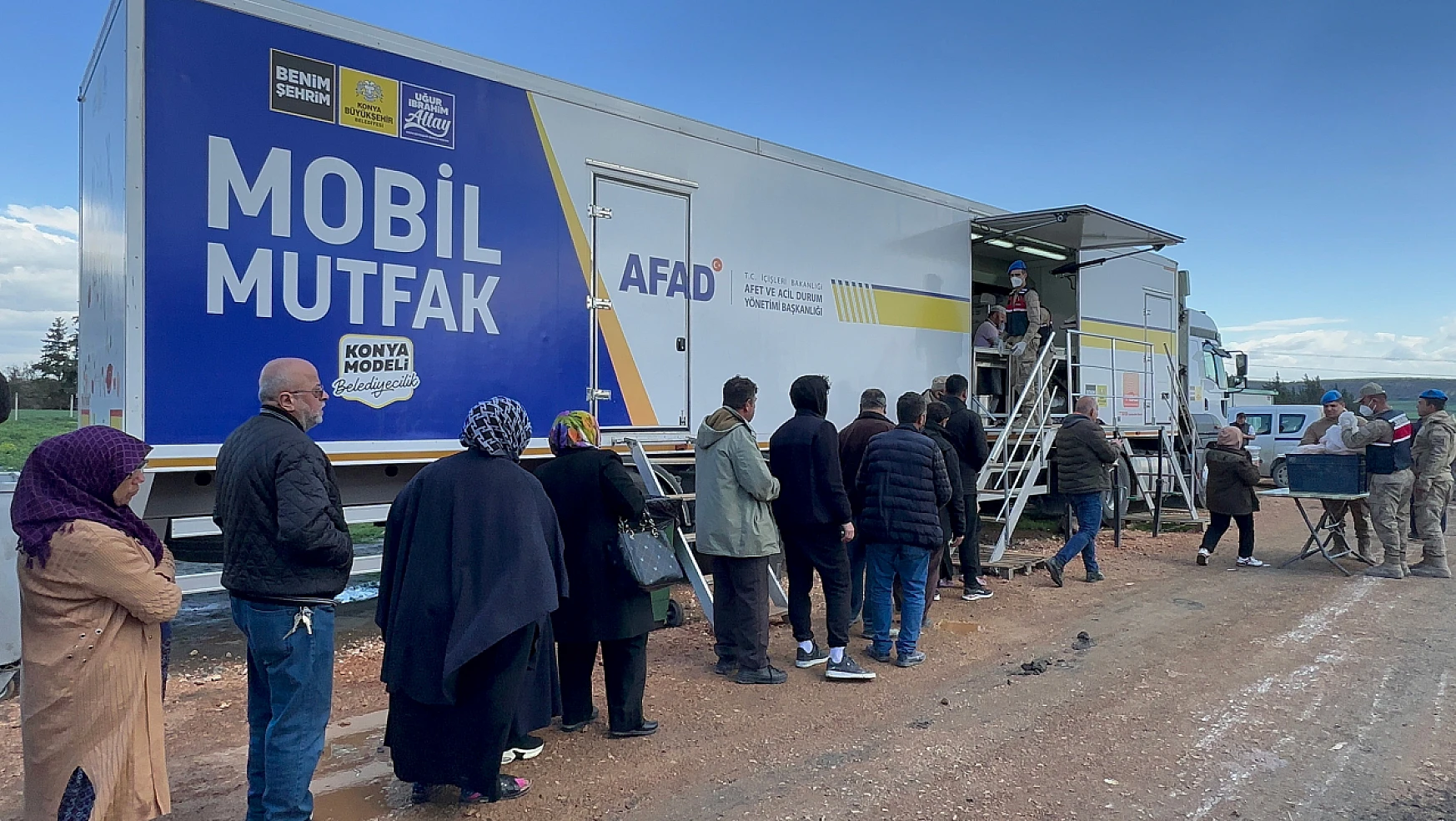 Konya'nın mobil yemek ve ekmek araçları depremzedelere hizmete devam ediyor