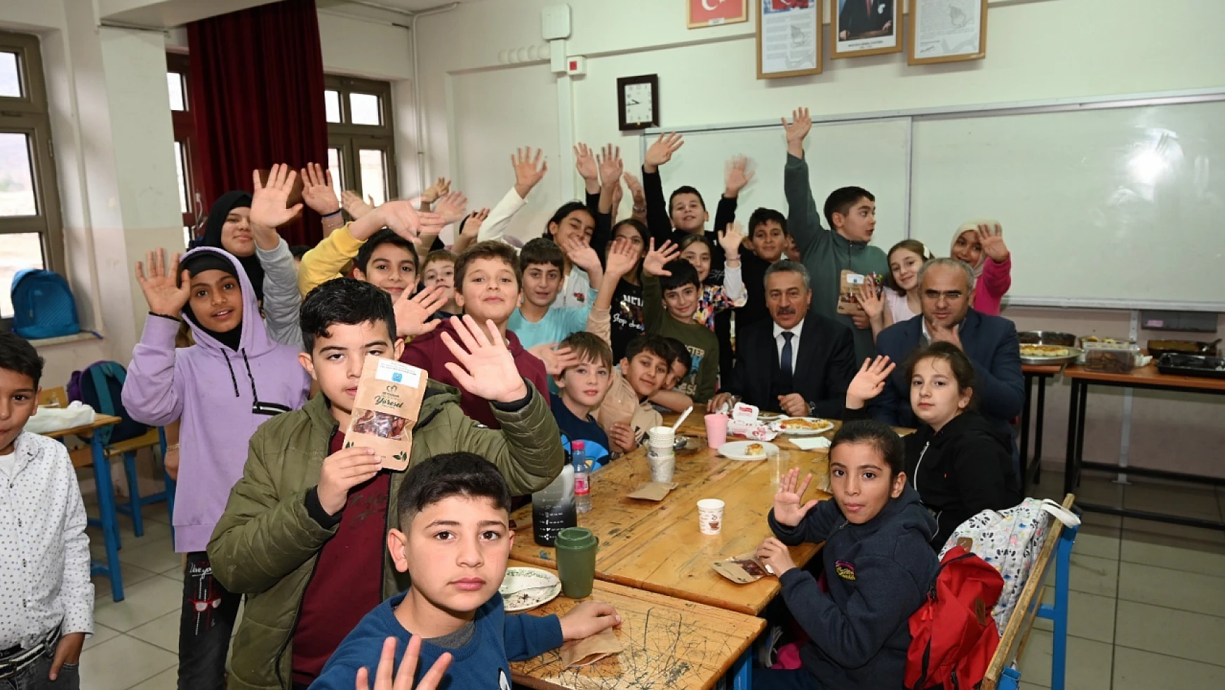 Konya'nın o belediye başkanı minik öğrencilerin mutluluğuna ortak oldu!