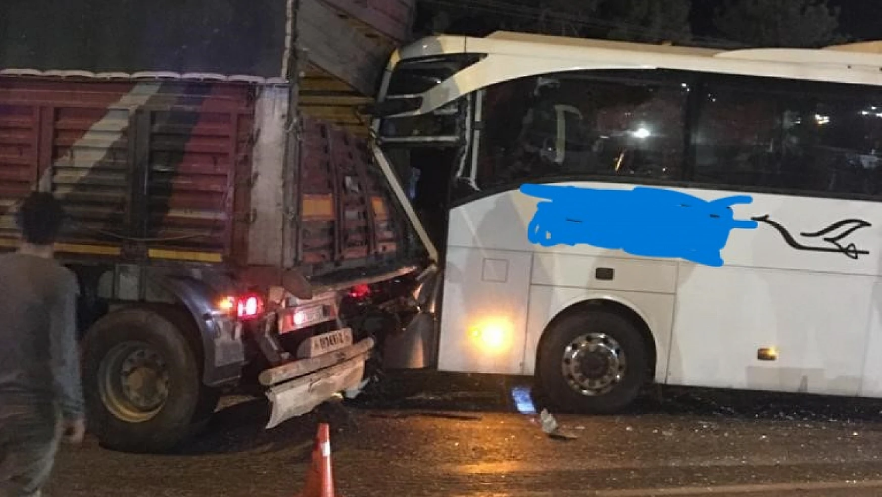 Konya'da otobüs tıra çarptı: 11 yaralı!