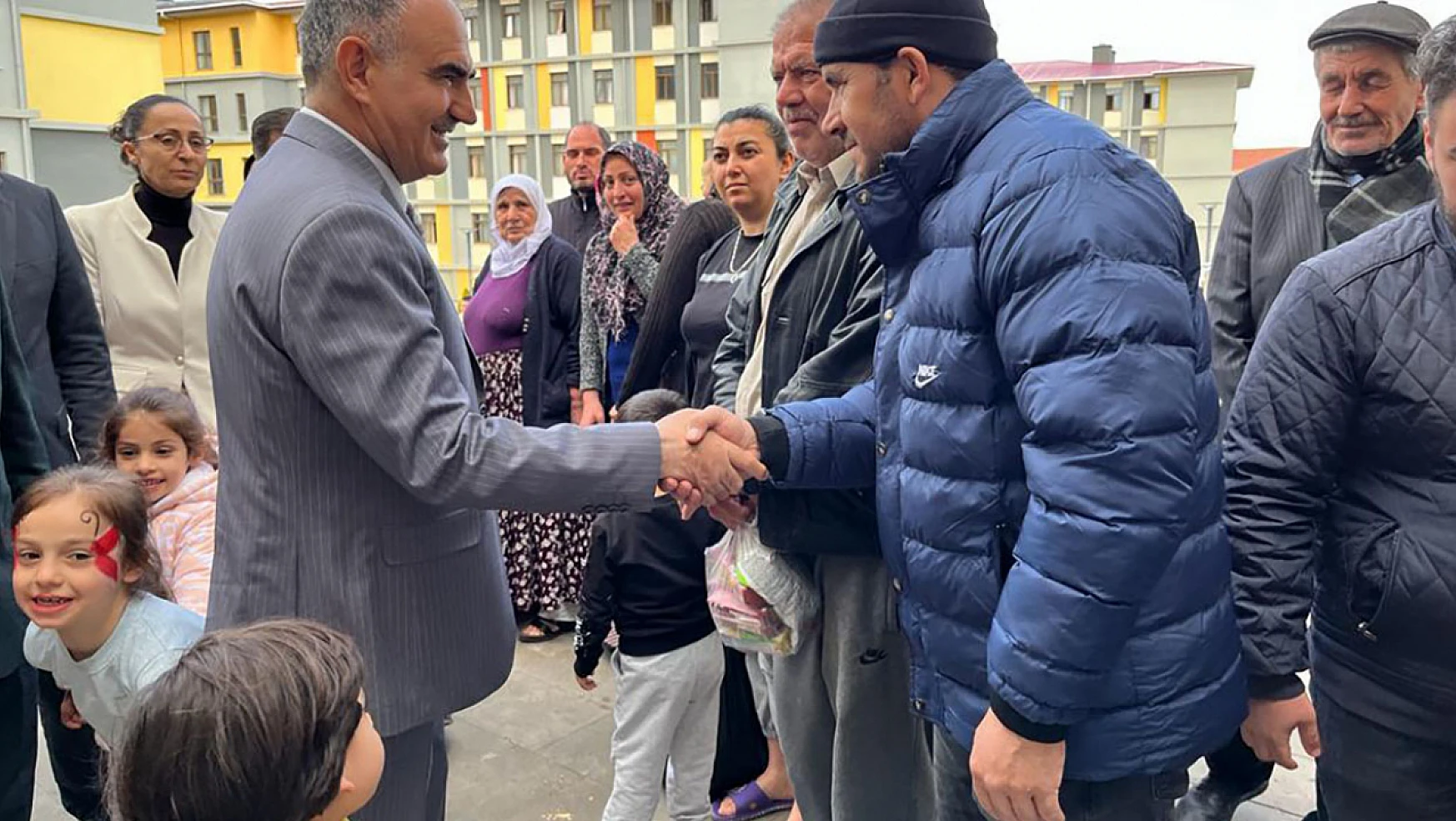 Konya Valisi Özkan İl Milli Eğitim Müdürü ile  birlikte depremzedeleri ziyaret etti