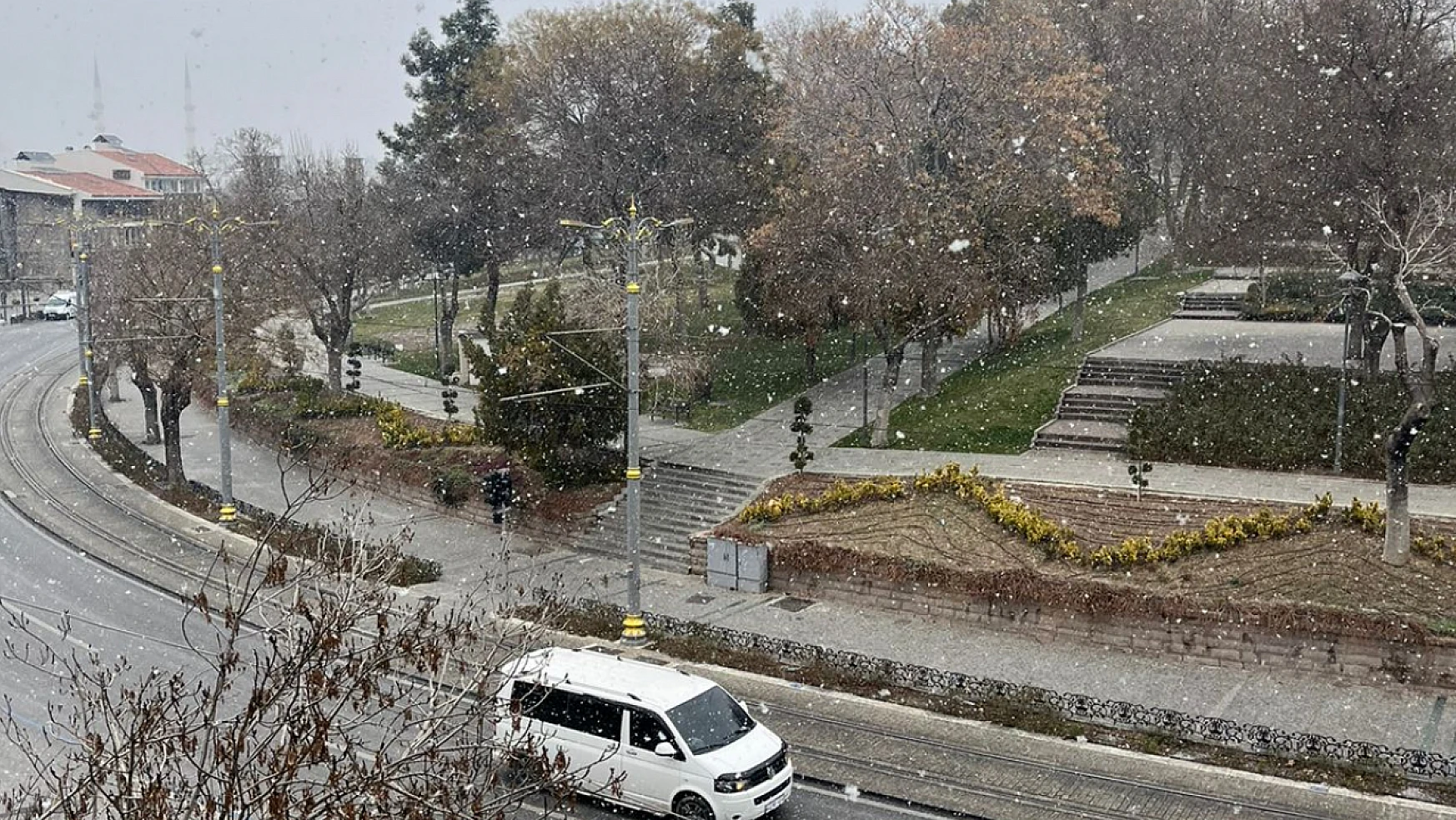Konya'ya beklenen kar geldi: Şehri sessizlik sardı!
