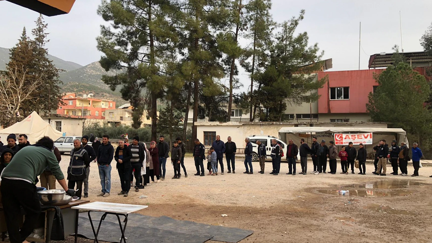 Konya Yeniden Refah Partisi Deprem bölgelerine aş evi kurdu