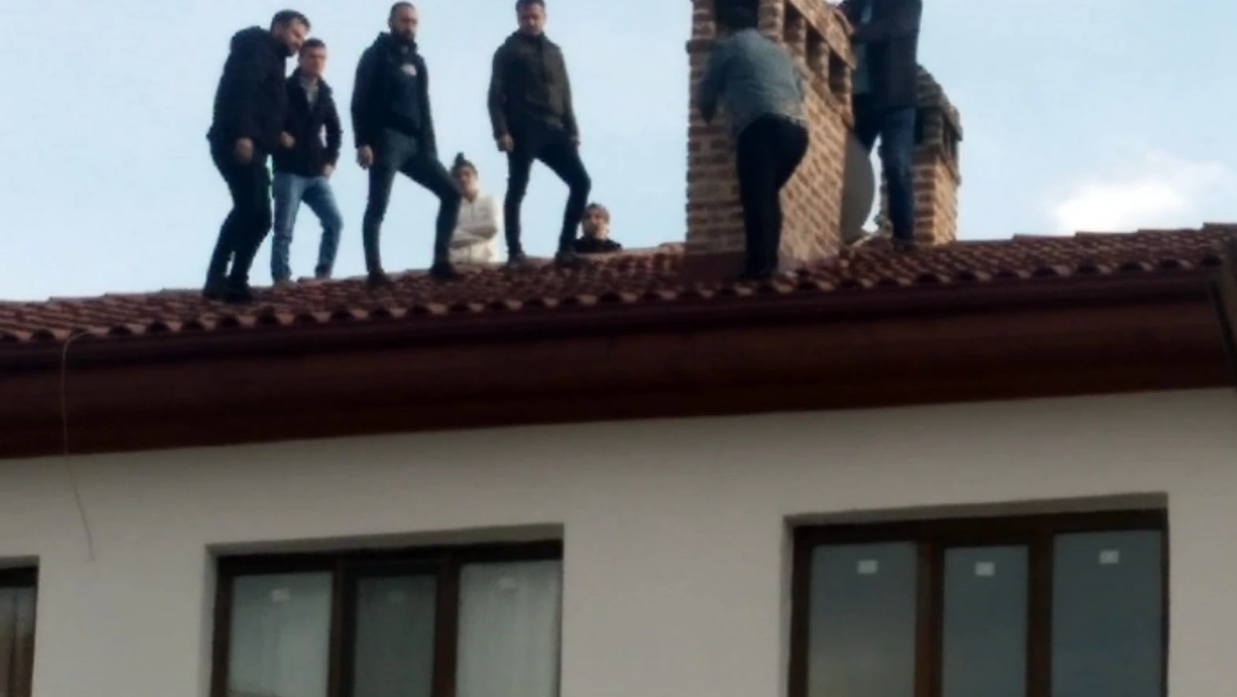 Konya'da benzinle çatıya çıkan şahsı polis ikna etti