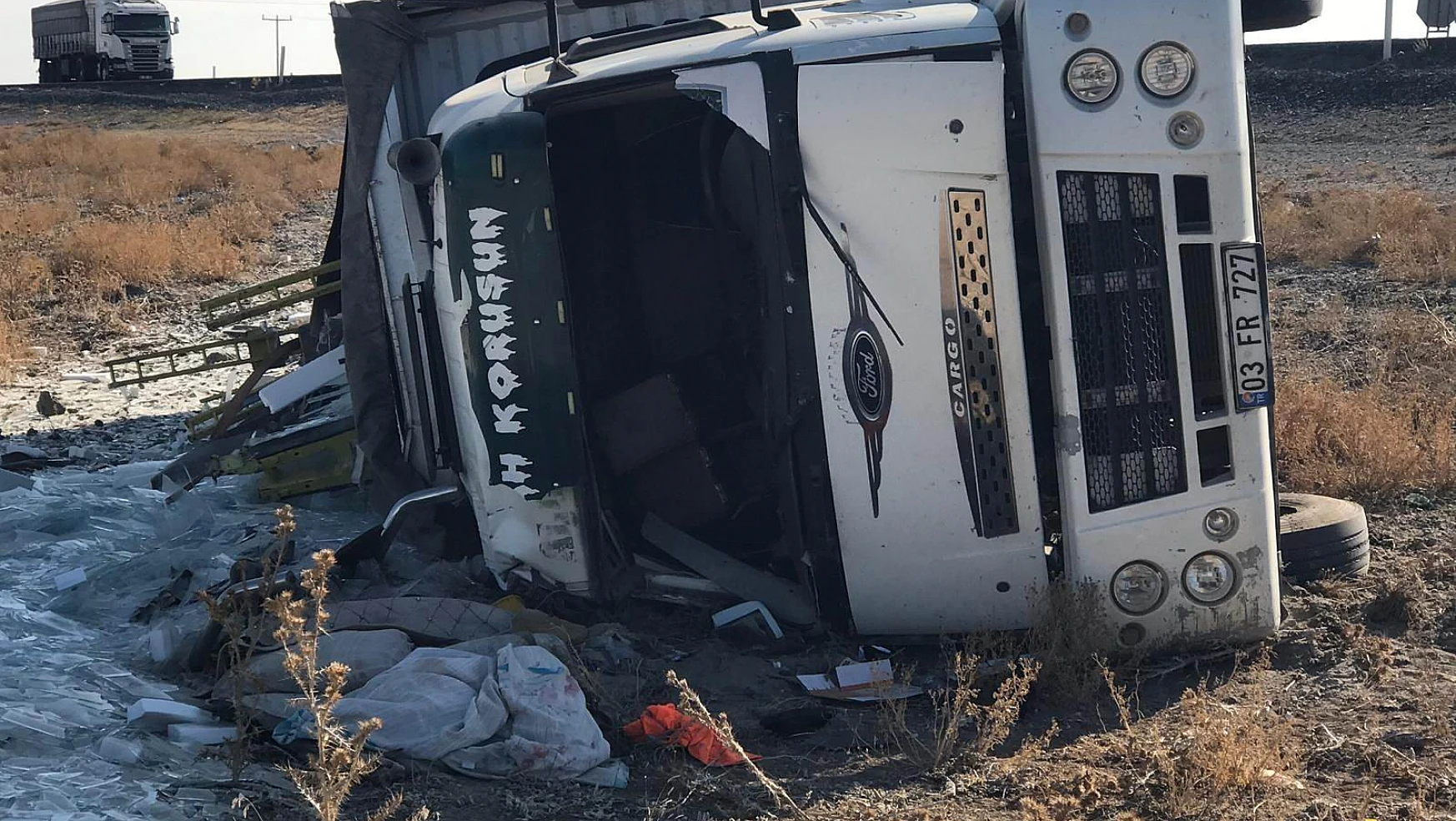 Konya'da cam yüklü kamyon devrildi: 1 yaralı