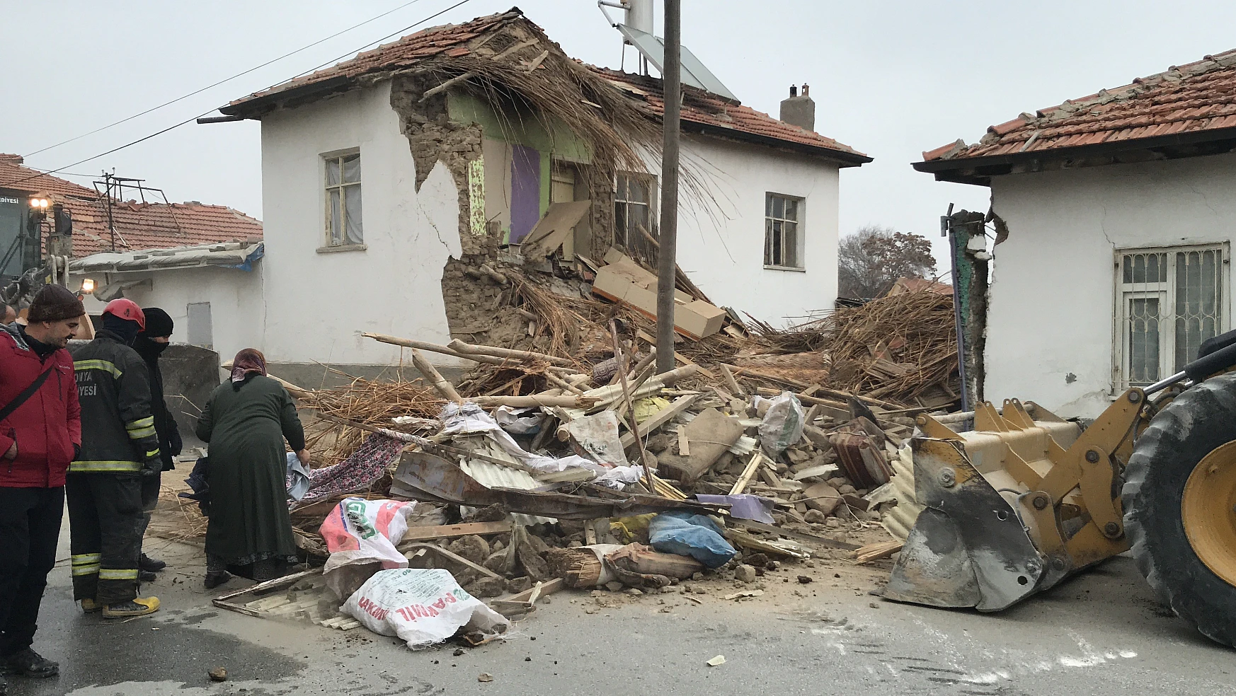 Konya'da hasarlı ev çöktü
