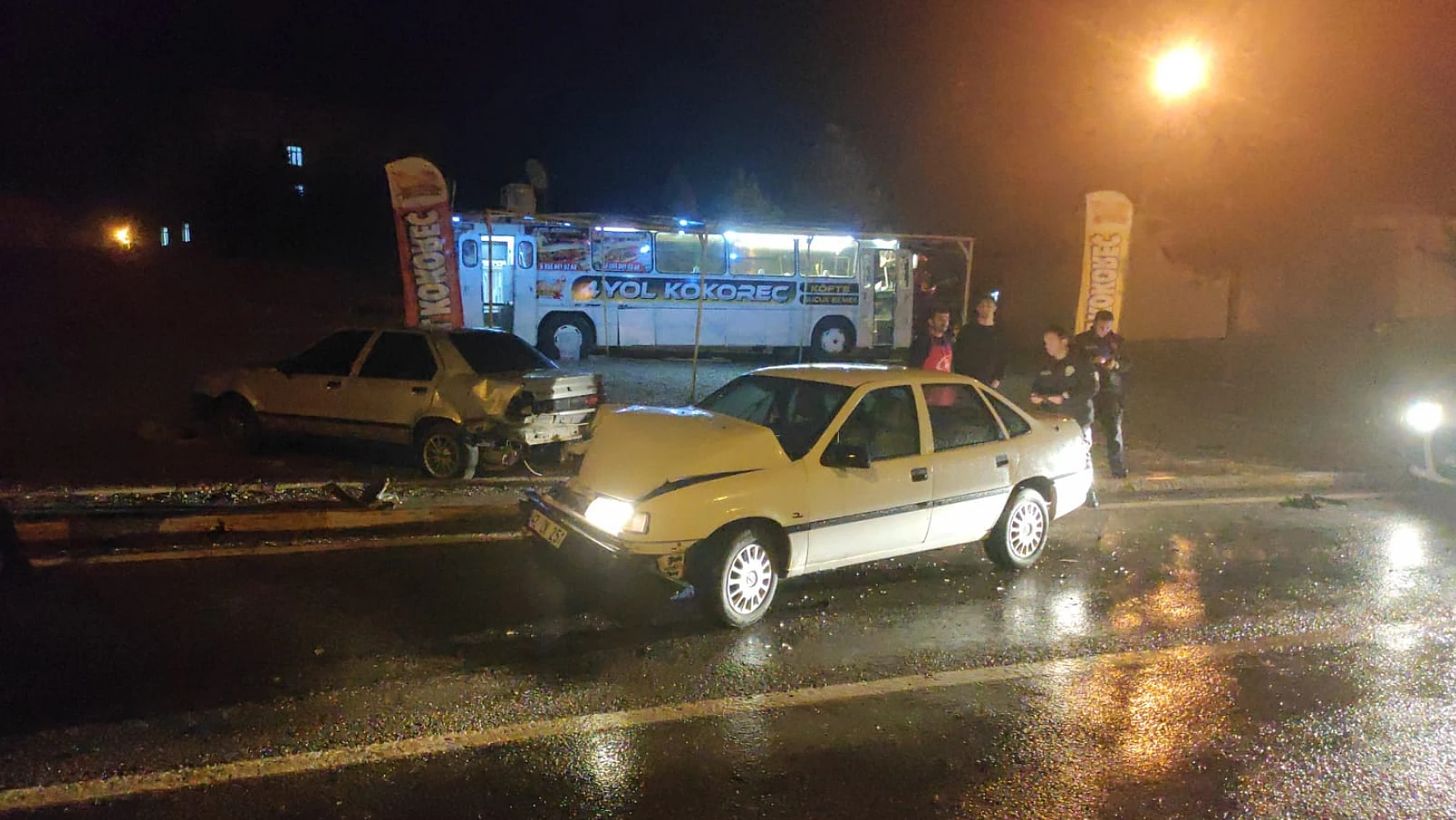 Konya'da park halindeki araca çarpan otomobildeki iki kişi yaralandı