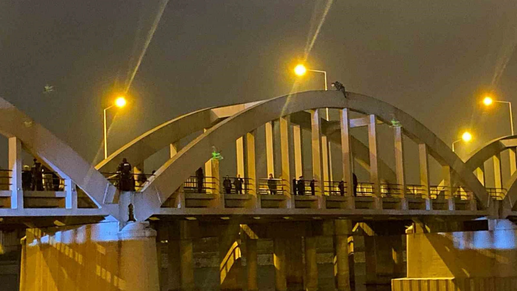 Köprüde intihar girişimi