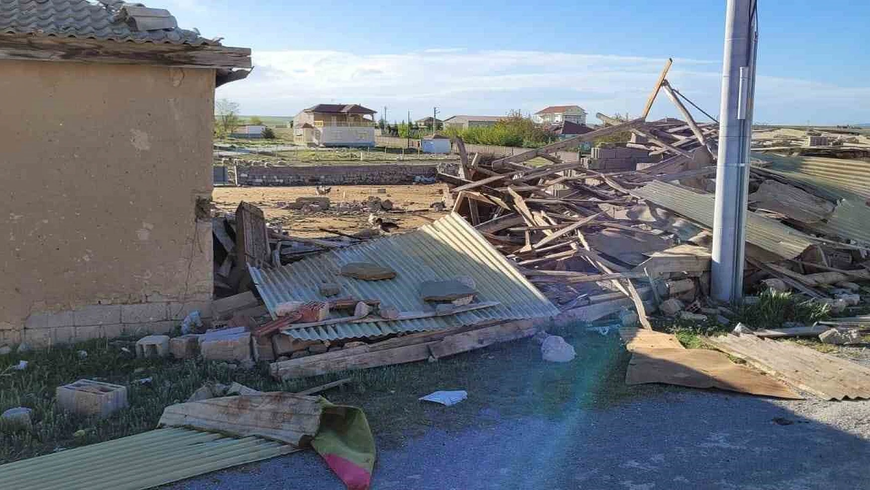 Kulu'da şiddetli fırtına nedeniyle evler yıkıldı, bacalar zarar gördü