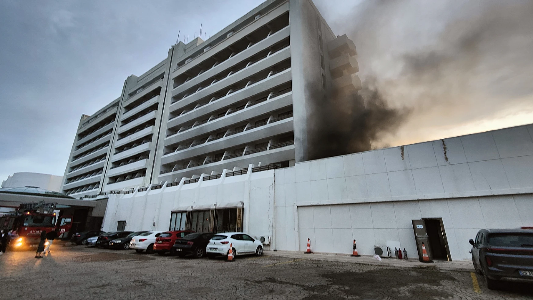 Kuşadası'nda bir otelde yangın çıktı: Turistler tahliye edildi!