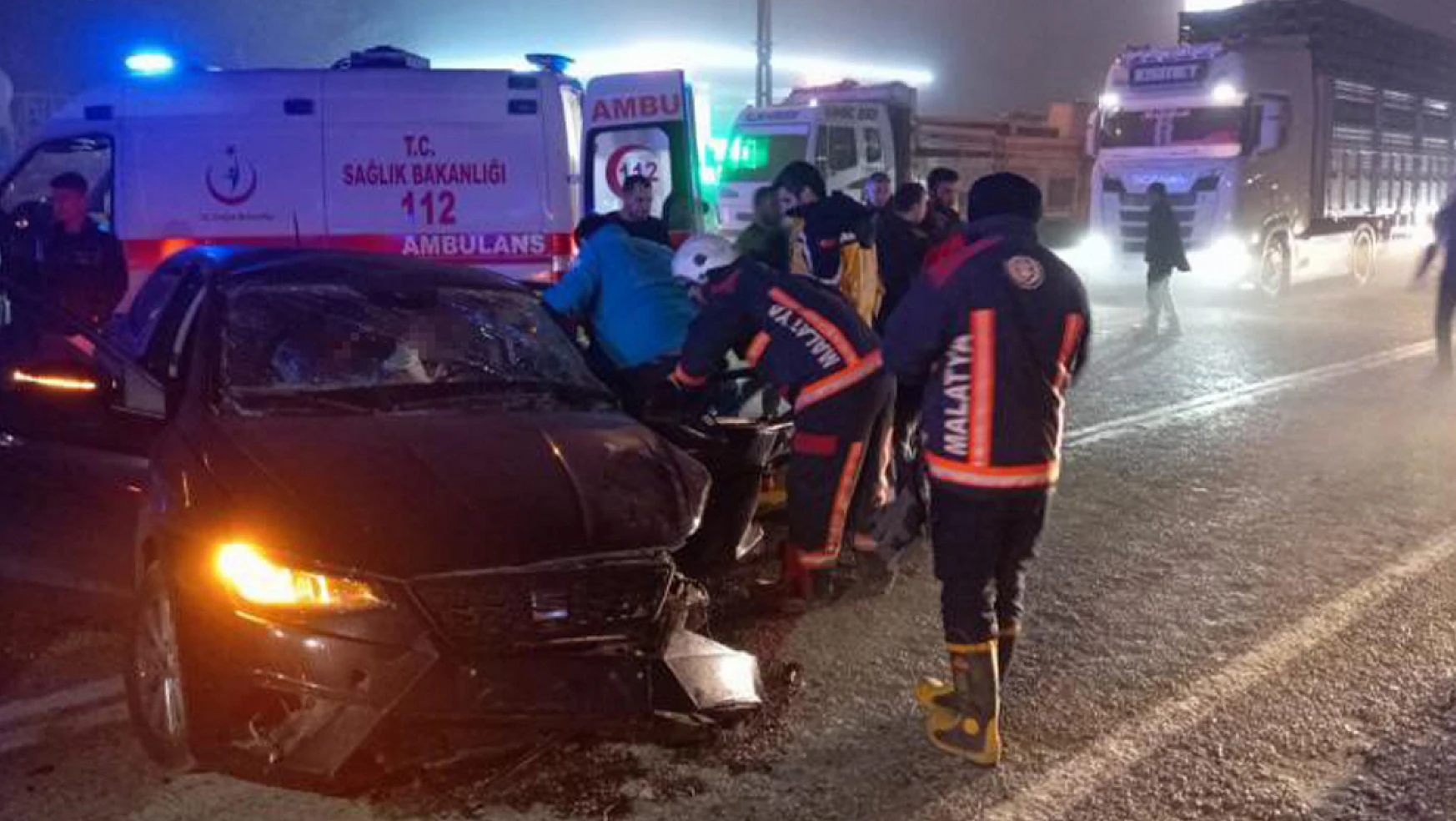 Malatya'da iki araç kafa kafaya çarpıştı: 1 kişi hayatını kaybetti 5 kişi yaralandı