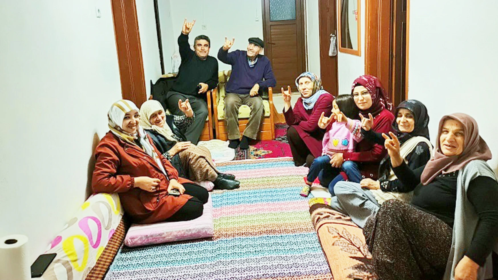 MHP'den 'Komşum Nasılsın' temalı ev ziyaretleri yapılıyor
