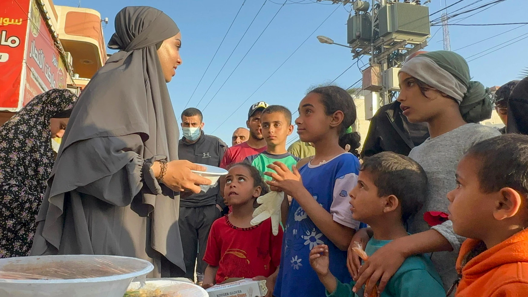 Muhasebe öğrencisi Besma, 'Humus' satarak ailesinin geçimini sağlıyor