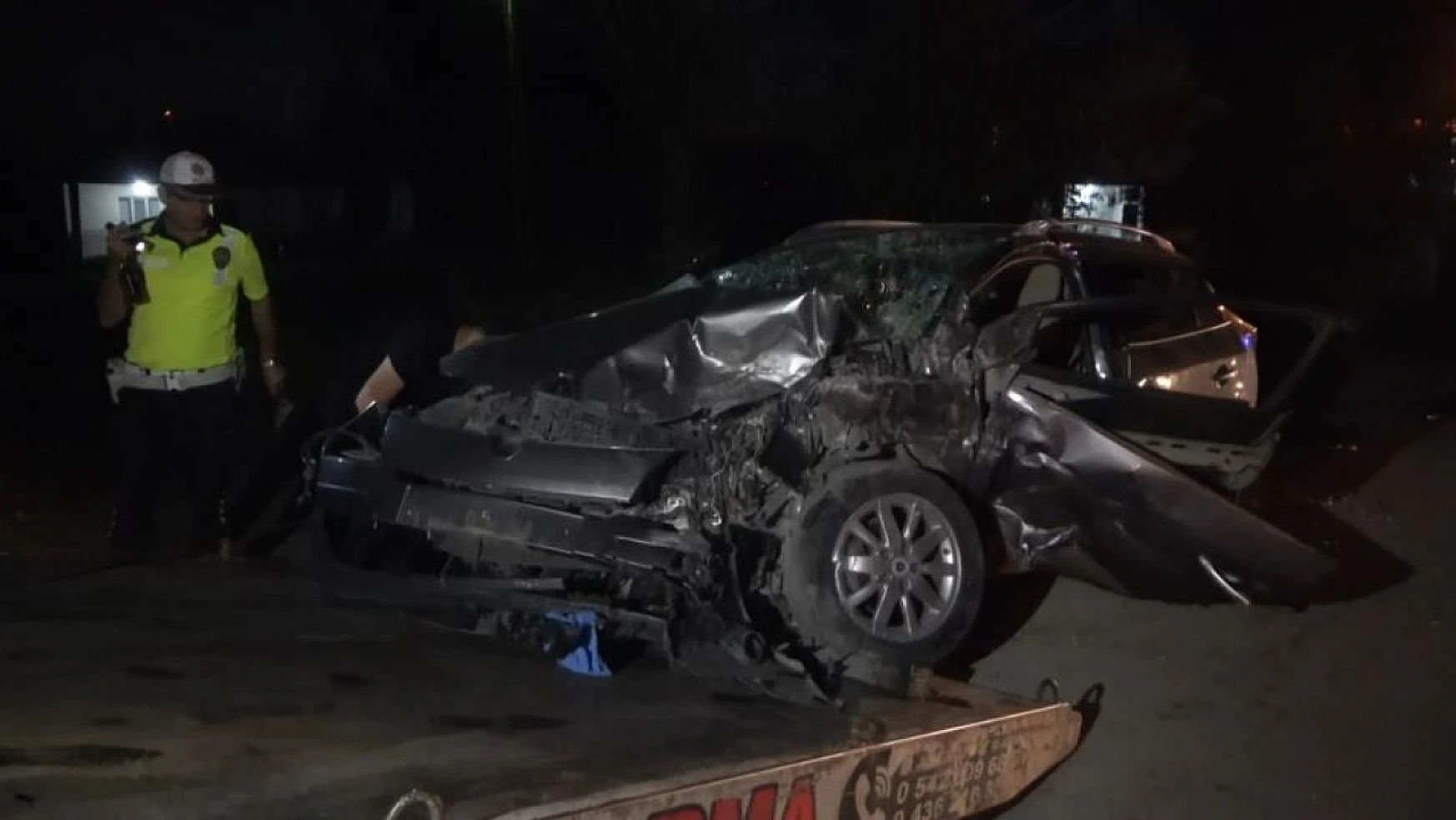 Muş'ta hafif ticari araç binek otomobille çarpıştı: 1'i bebek 8 kişi yaralandı